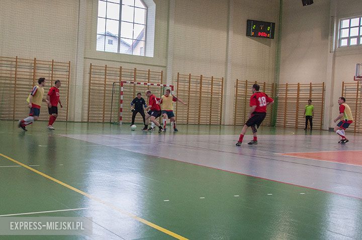 Pierwszy dzień zmagań samorządowców w halowej piłce nożnej