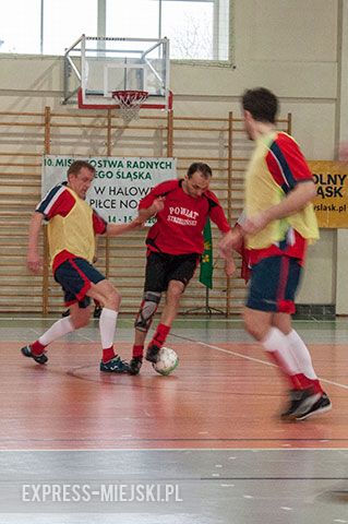 Pierwszy dzień zmagań samorządowców w halowej piłce nożnej