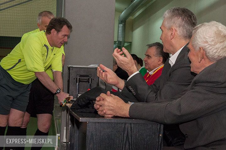 Pierwszy dzień zmagań samorządowców w halowej piłce nożnej