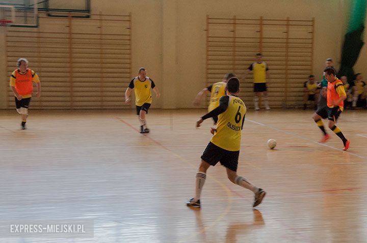 Pierwszy dzień zmagań samorządowców w halowej piłce nożnej