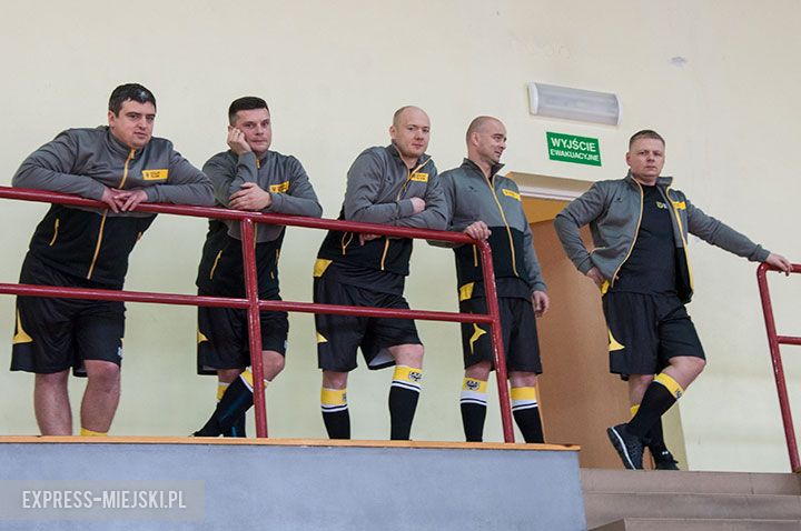 Pierwszy dzień zmagań samorządowców w halowej piłce nożnej