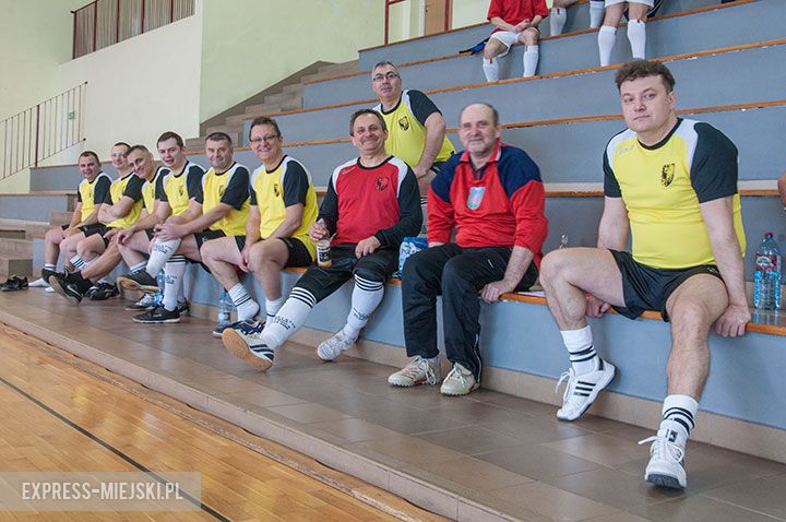 Pierwszy dzień zmagań samorządowców w halowej piłce nożnej