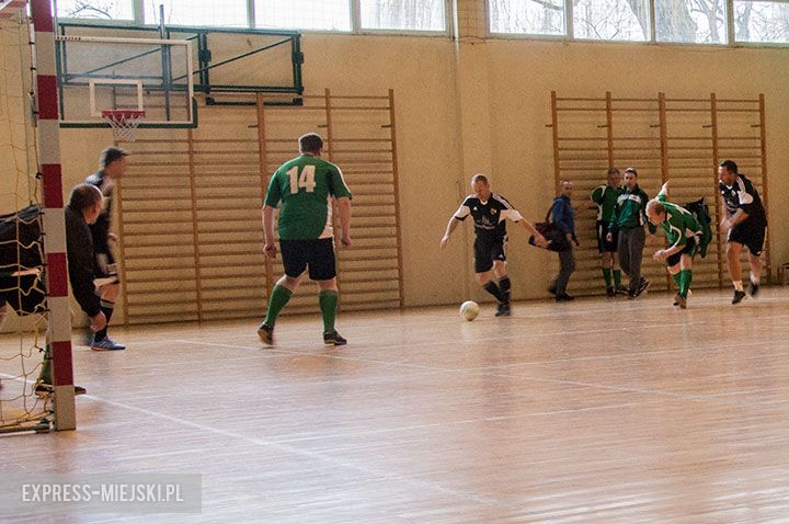 Pierwszy dzień zmagań samorządowców w halowej piłce nożnej