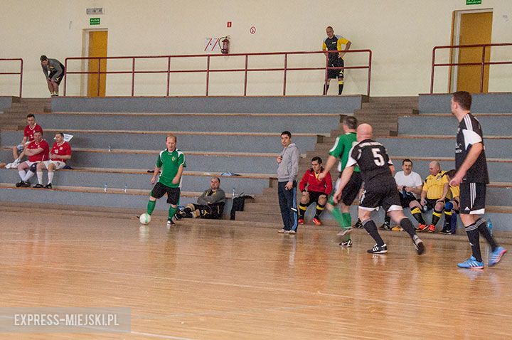Pierwszy dzień zmagań samorządowców w halowej piłce nożnej