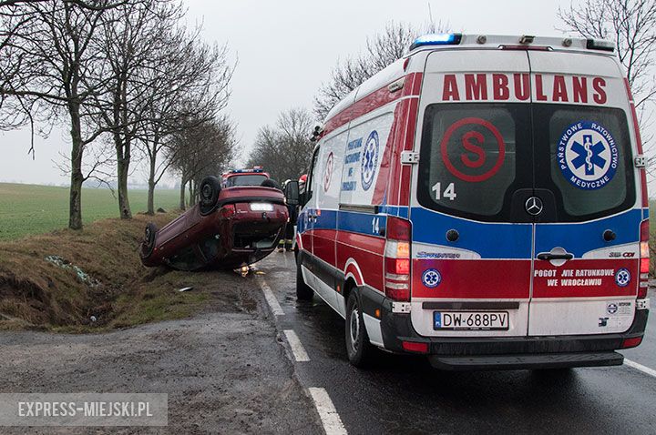 Wpadł w poślizg i dachował