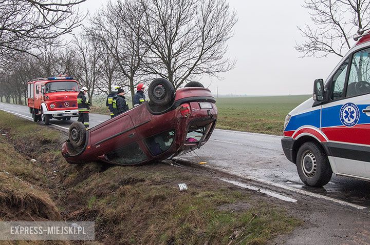 Wpadł w poślizg i dachował