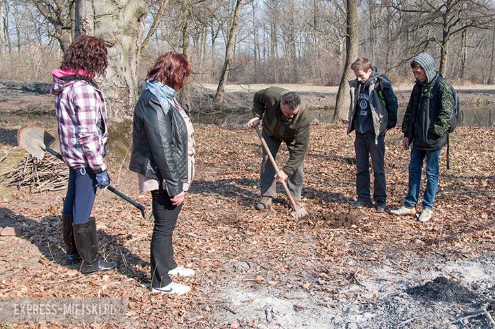 Akcja sadzenia drzewek na terenie parku