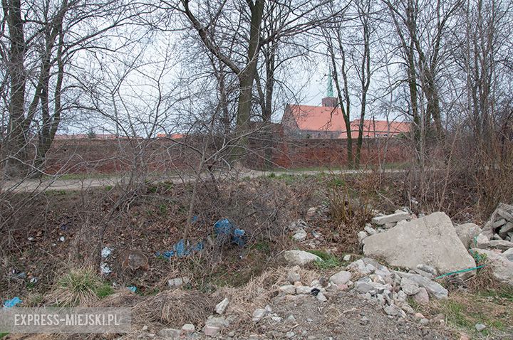 Śmieci i gruz przy murach obronnych w Środzie Śląskiej. Gruz pozostał po uprzątnięciu przez gminę terenu znajdującej się przy ulicy Basztowej działki rekraacyjnej