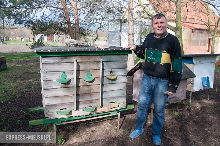 Zenon Zięba przy zabytkowym ulu