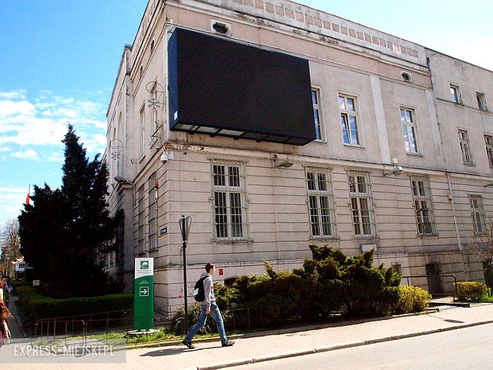 Tablica na starostwie wisi od 2014 roku