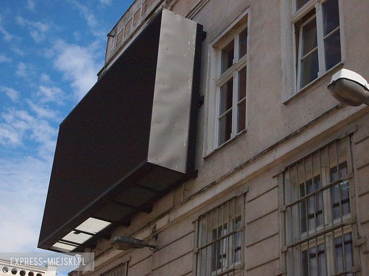 Tablica na starostwie wisi od 2014 roku