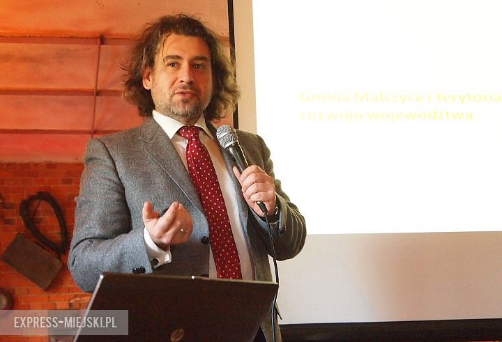 Dr Maciej Zathey mówił m.in. o uwarunkowaniach rolniczych i gospodarczych powiatu średzkiego