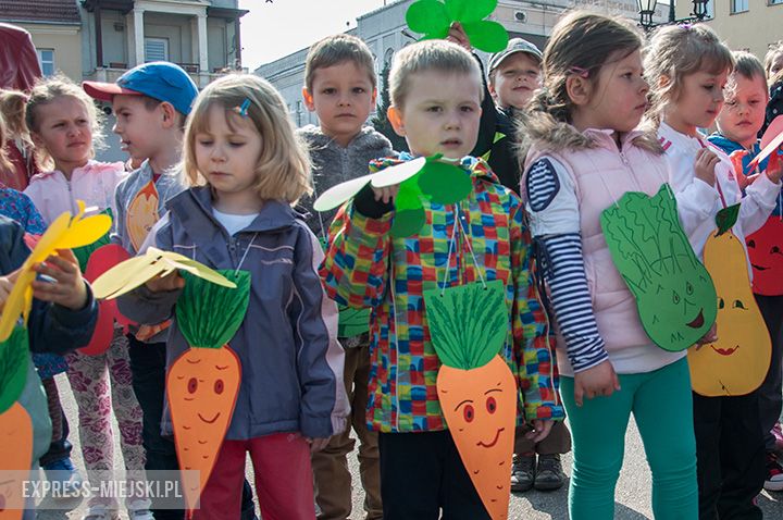 Parada dzieci promująca zdrowe odżywianie