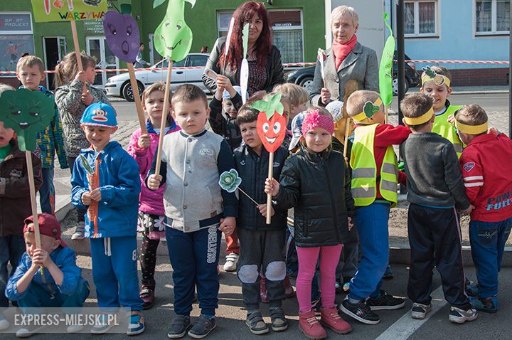 Parada dzieci promująca zdrowe odżywianie