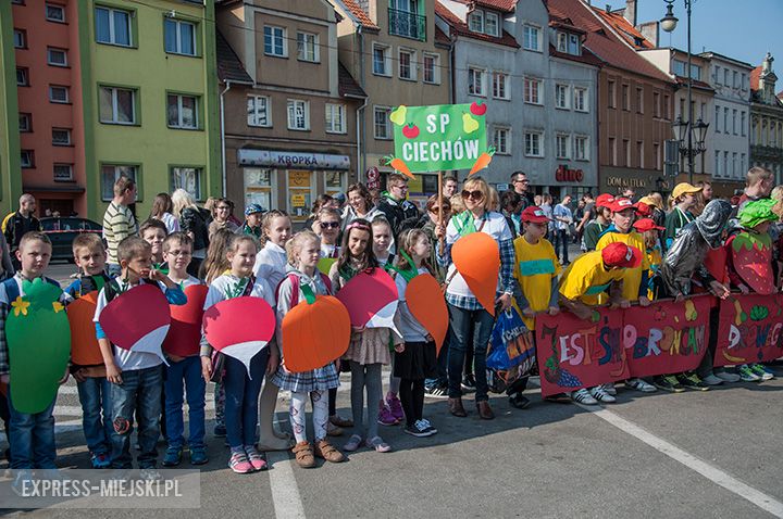 Parada dzieci promująca zdrowe odżywianie