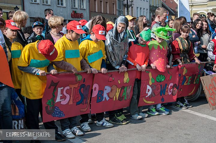 Parada dzieci promująca zdrowe odżywianie