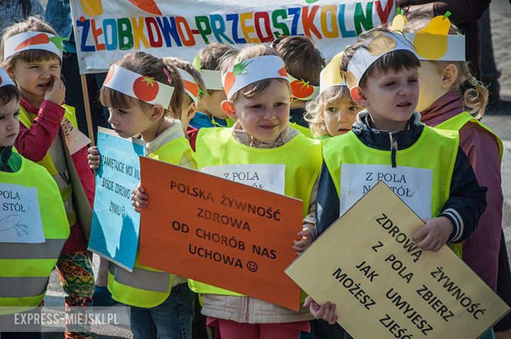 Parada dzieci promująca zdrowe odżywianie