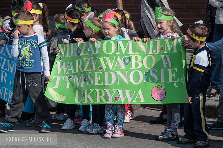 Parada dzieci promująca zdrowe odżywianie