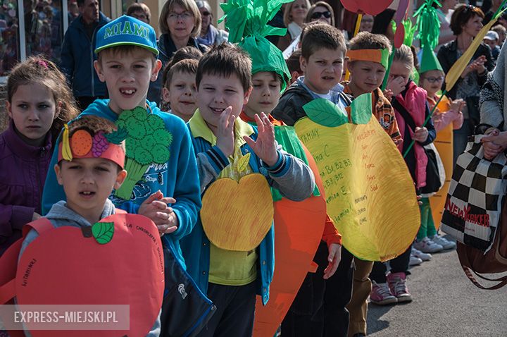 Parada dzieci promująca zdrowe odżywianie