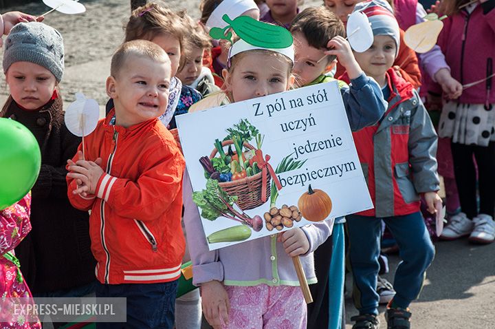 Parada dzieci promująca zdrowe odżywianie