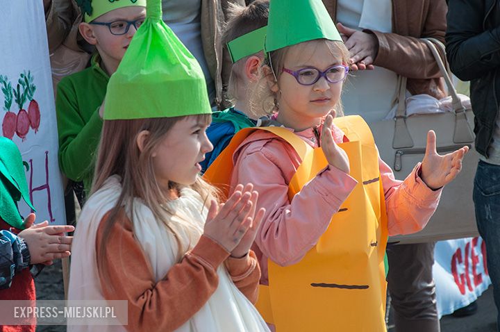 Parada dzieci promująca zdrowe odżywianie