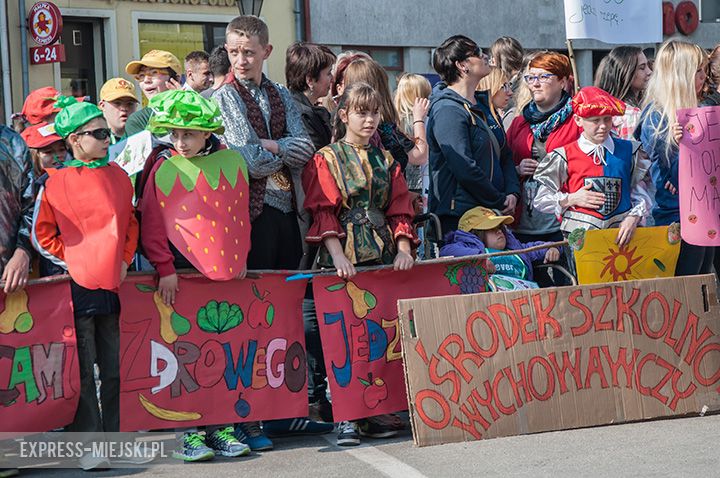 Parada dzieci promująca zdrowe odżywianie
