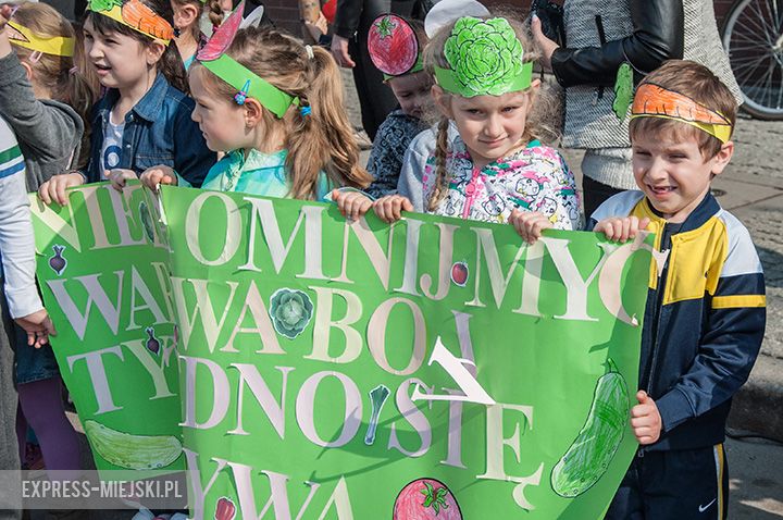 Parada dzieci promująca zdrowe odżywianie