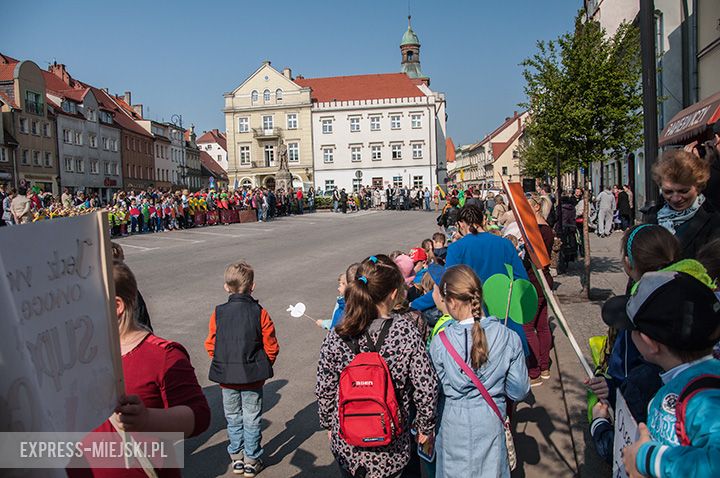 Parada dzieci promująca zdrowe odżywianie