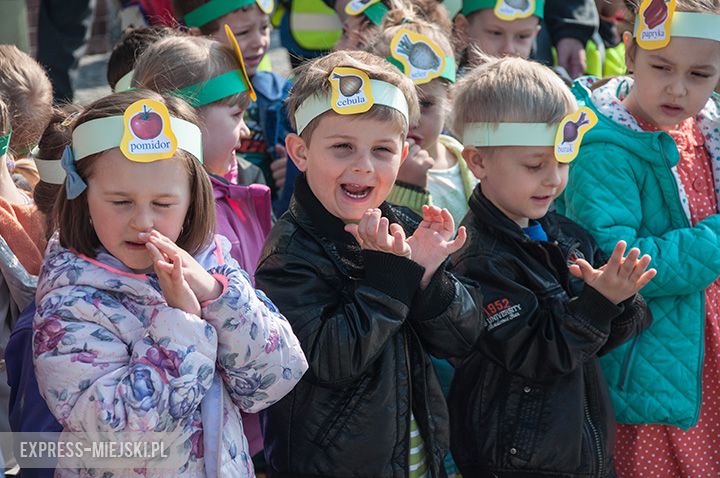 Parada dzieci promująca zdrowe odżywianie
