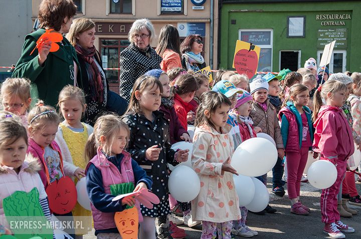 Parada dzieci promująca zdrowe odżywianie