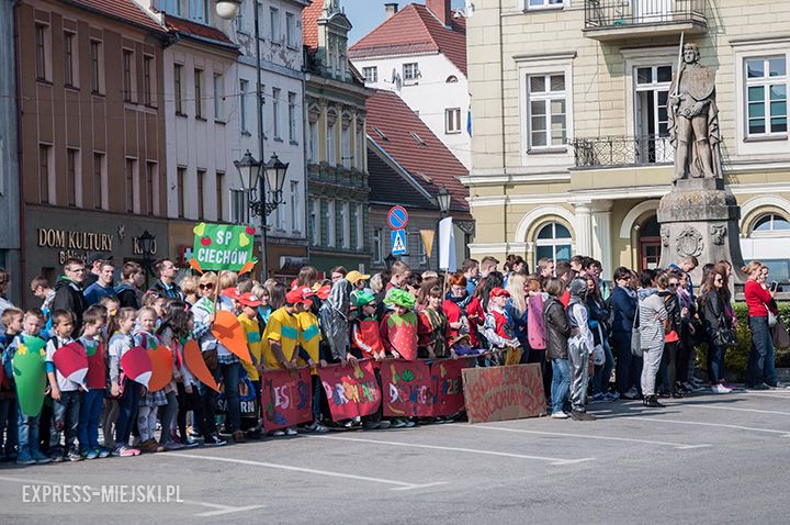 Parada dzieci promująca zdrowe odżywianie