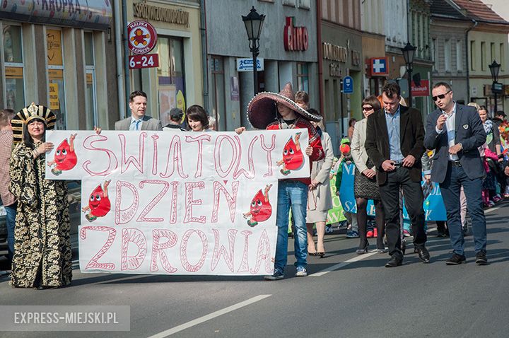 Parada dzieci promująca zdrowe odżywianie
