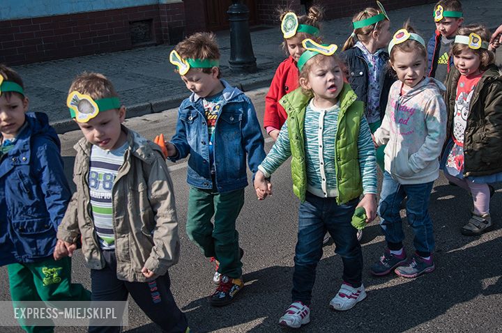 Parada dzieci promująca zdrowe odżywianie