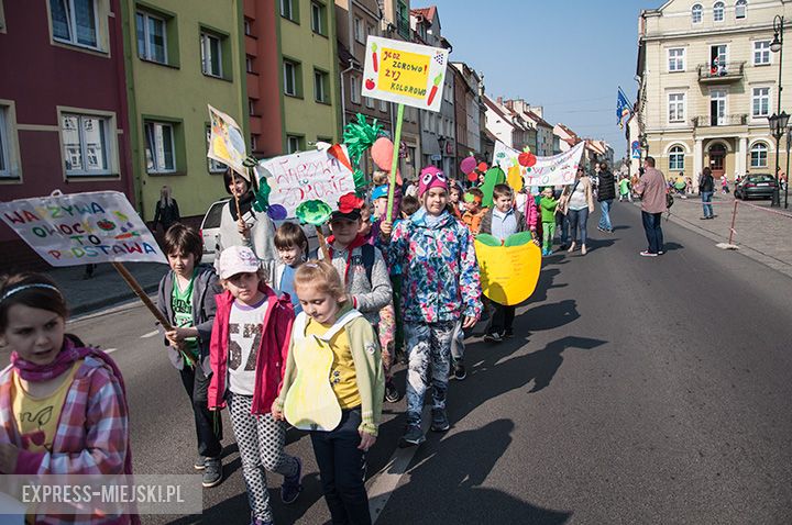 Parada dzieci promująca zdrowe odżywianie