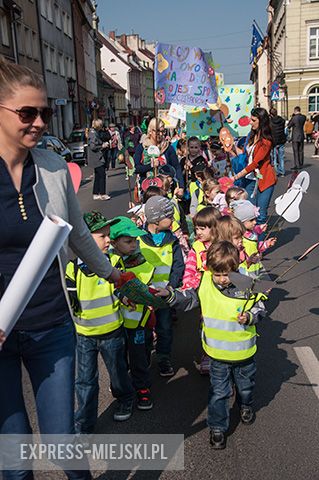 Parada dzieci promująca zdrowe odżywianie