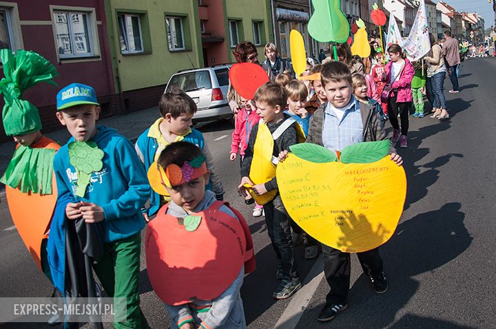 Parada dzieci promująca zdrowe odżywianie