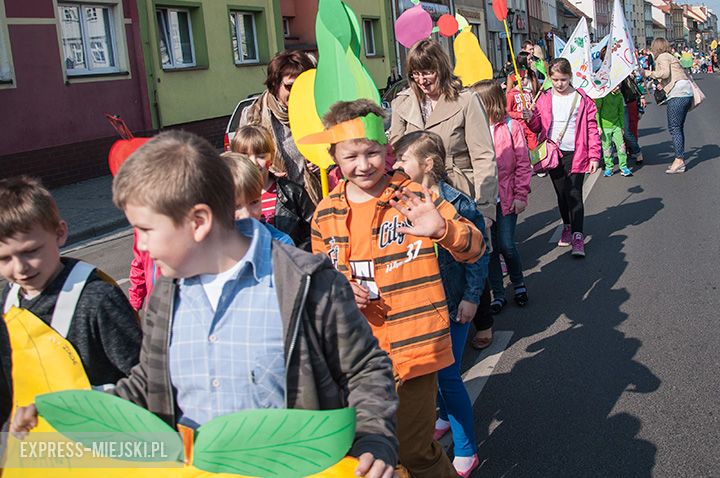 Parada dzieci promująca zdrowe odżywianie