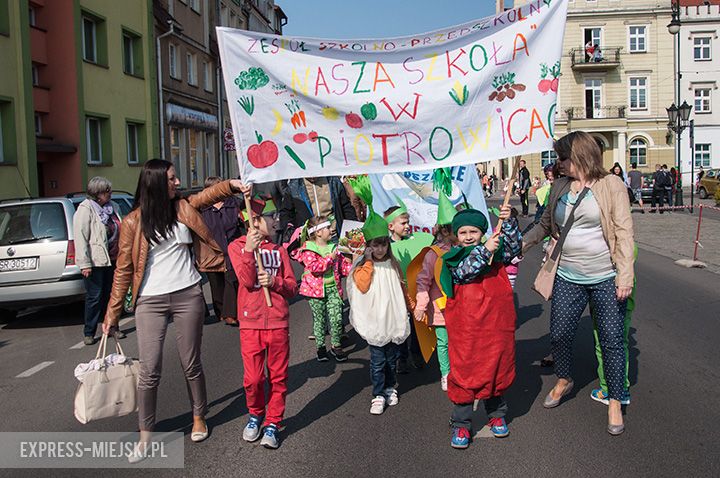 Parada dzieci promująca zdrowe odżywianie