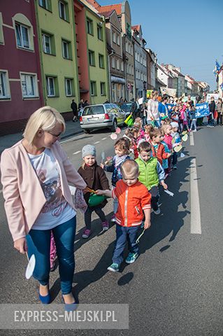 Parada dzieci promująca zdrowe odżywianie