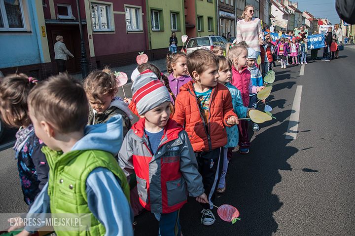 Parada dzieci promująca zdrowe odżywianie