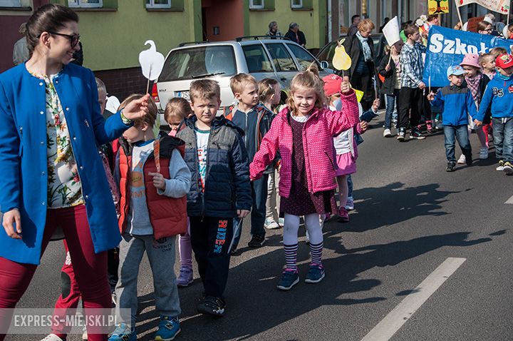 Parada dzieci promująca zdrowe odżywianie