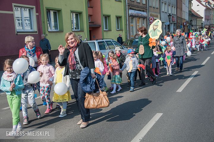 Parada dzieci promująca zdrowe odżywianie