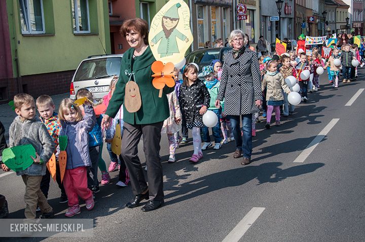 Parada dzieci promująca zdrowe odżywianie