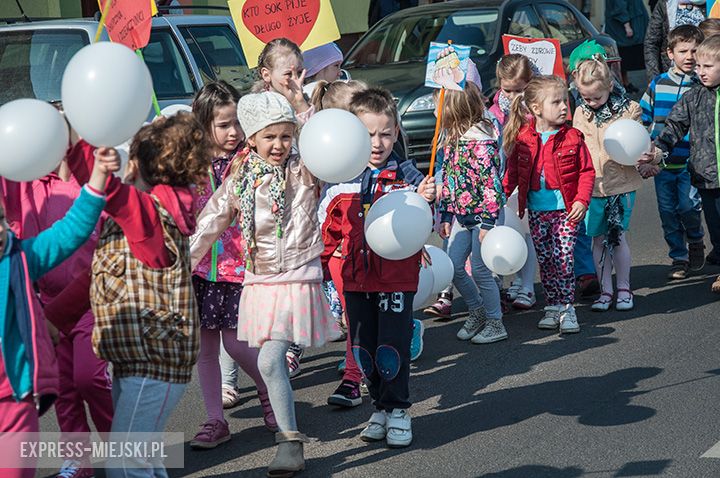 Parada dzieci promująca zdrowe odżywianie