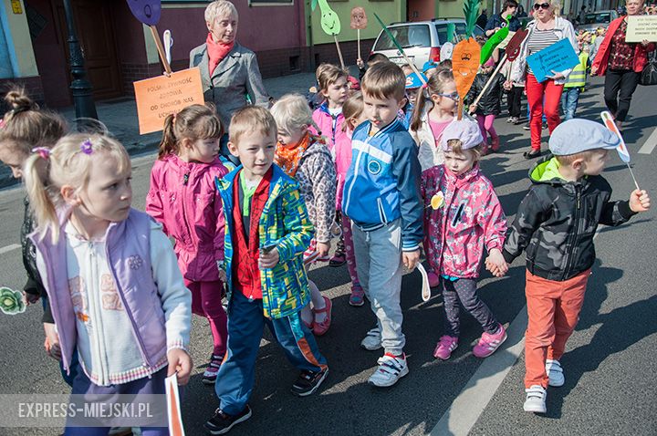Parada dzieci promująca zdrowe odżywianie