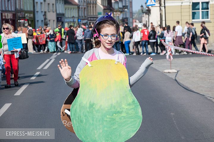 Parada dzieci promująca zdrowe odżywianie