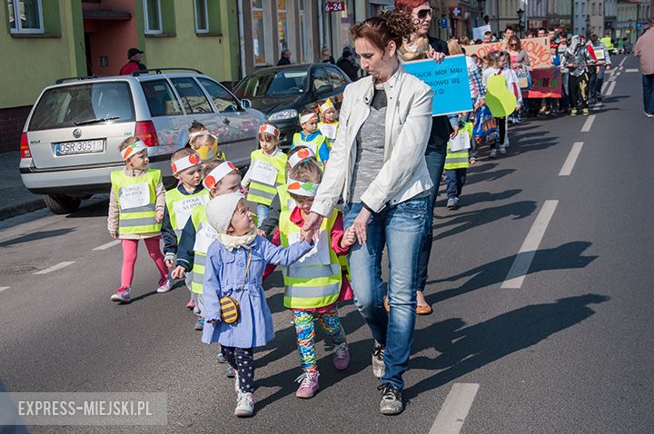 Parada dzieci promująca zdrowe odżywianie