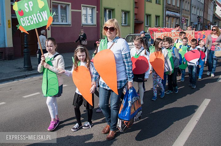 Parada dzieci promująca zdrowe odżywianie