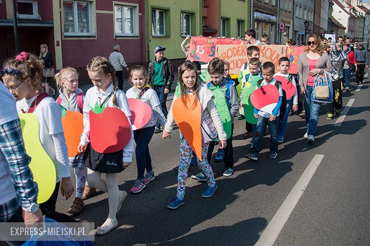 Parada dzieci promująca zdrowe odżywianie