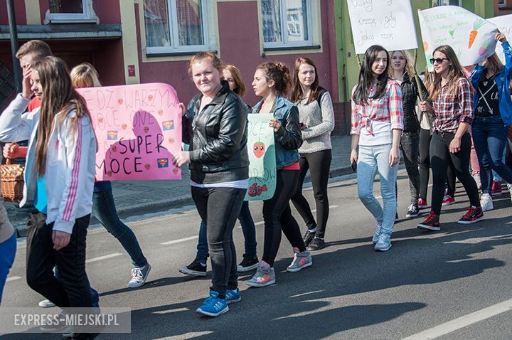 Parada dzieci promująca zdrowe odżywianie